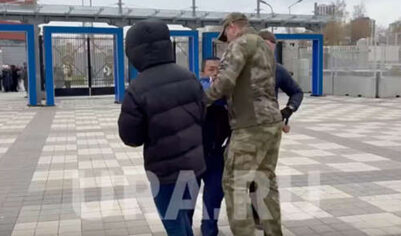 На Урале стал знаменитым мужчина, рванувшийся к губернатору на митинге